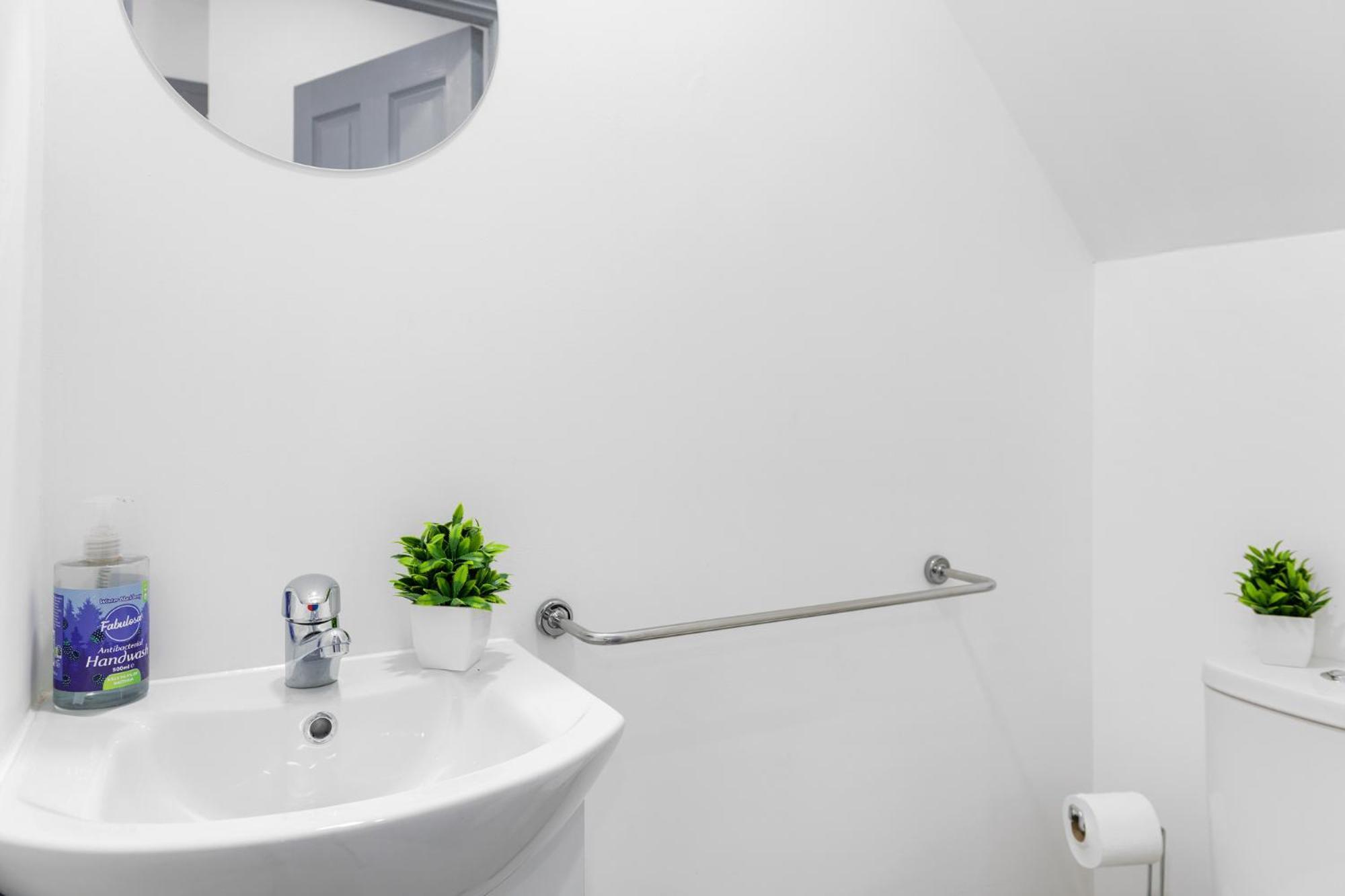 Stanion Luxurious 3 Bedroom Modern House Northamptonshire, Double, Twins, Single, Free Parking, Free Wi-Fi, Pets, Up To 8 Sleeps, 4 Smart Tvs Corby Extérieur photo